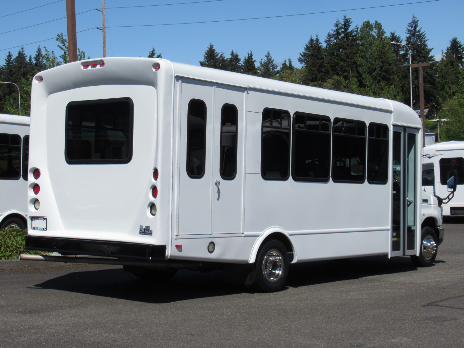 2014 Ford Starcraft 12 Passenger & 2 Wheelchair Shuttle Bus - S10491 - Image 3