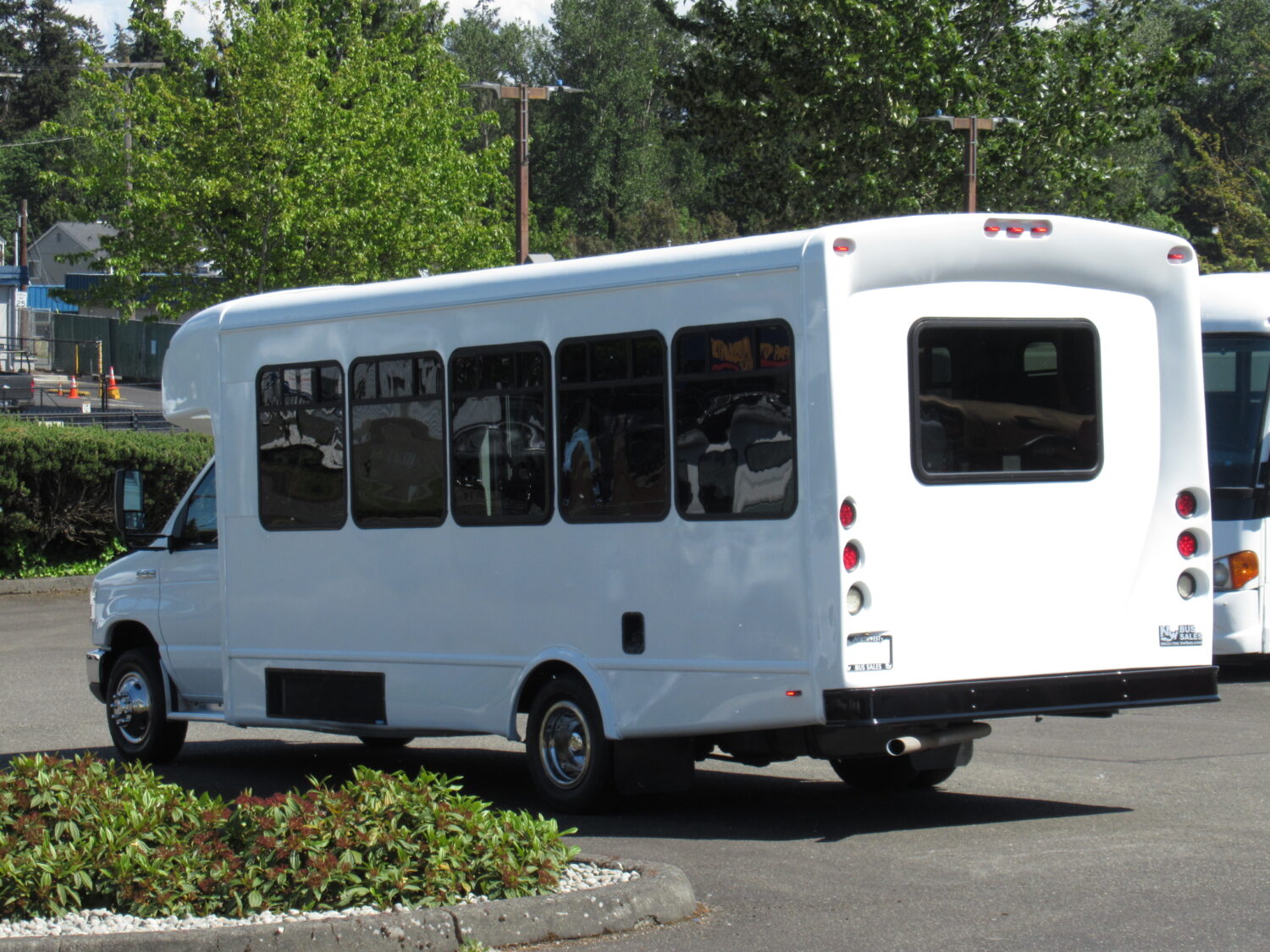 2014 Ford Starcraft 12 Passenger & 2 Wheelchair Shuttle Bus - S10491 - Image 4