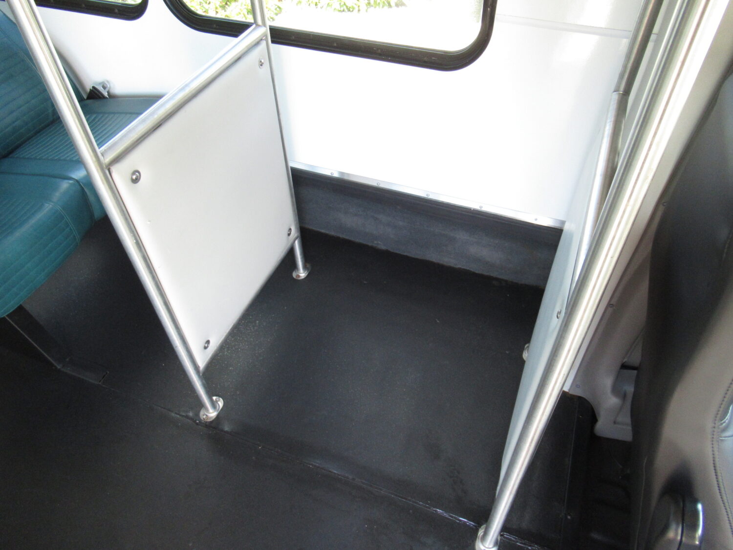 2014 Ford Starcraft 12 Passenger & 2 Wheelchair Shuttle Bus - S10491 - Image 8