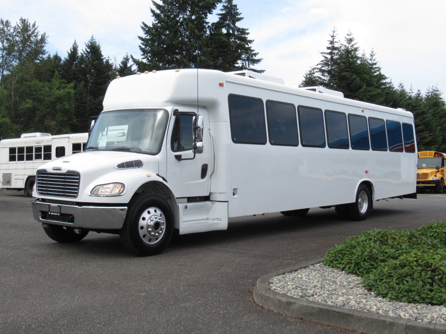 2014 Freightliner Ameritrans 42 Passenger Shuttle Bus - ST3395 - Image 2