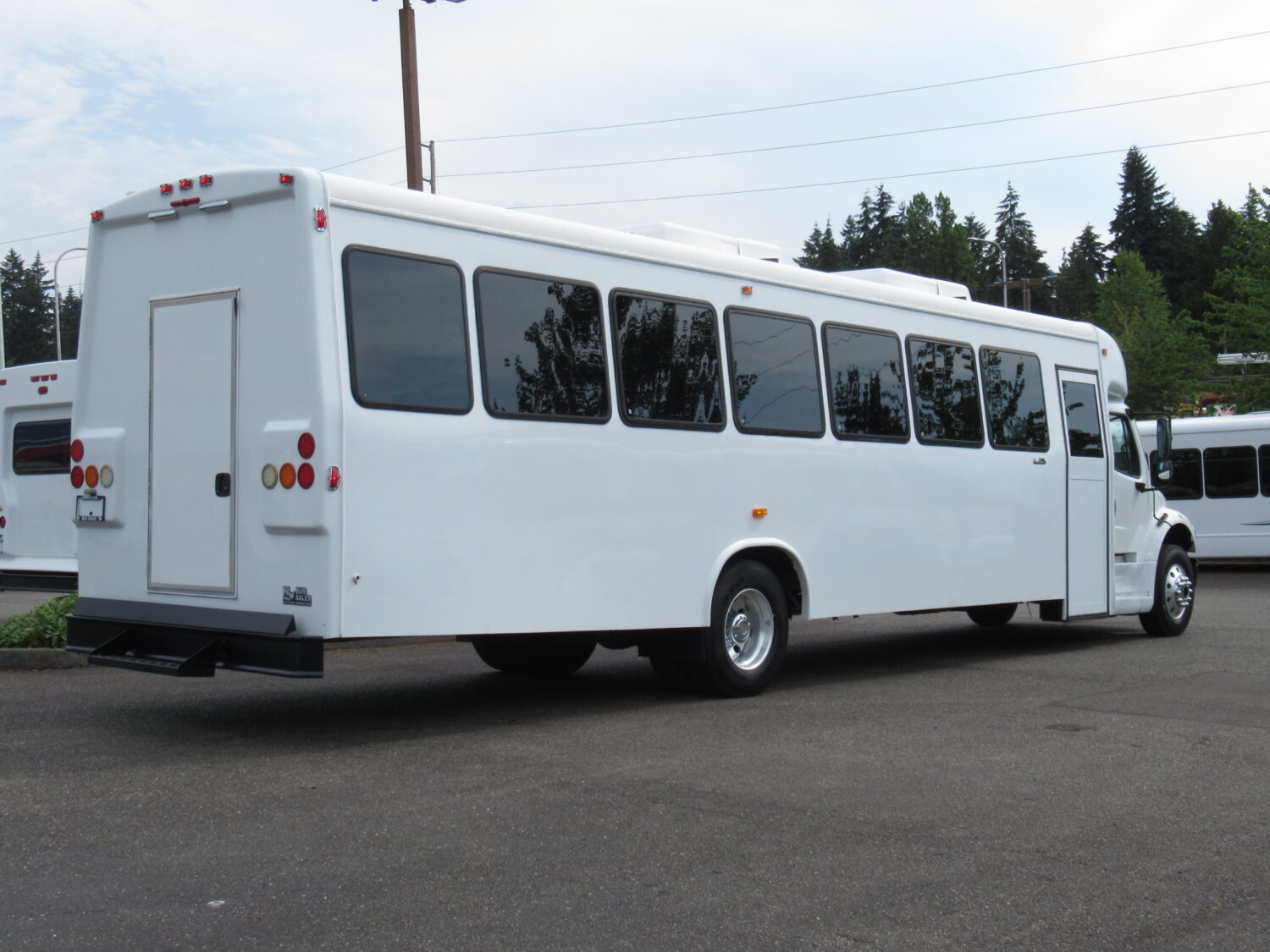 2014 Freightliner Ameritrans 42 Passenger Shuttle Bus - ST3395 - Image 3