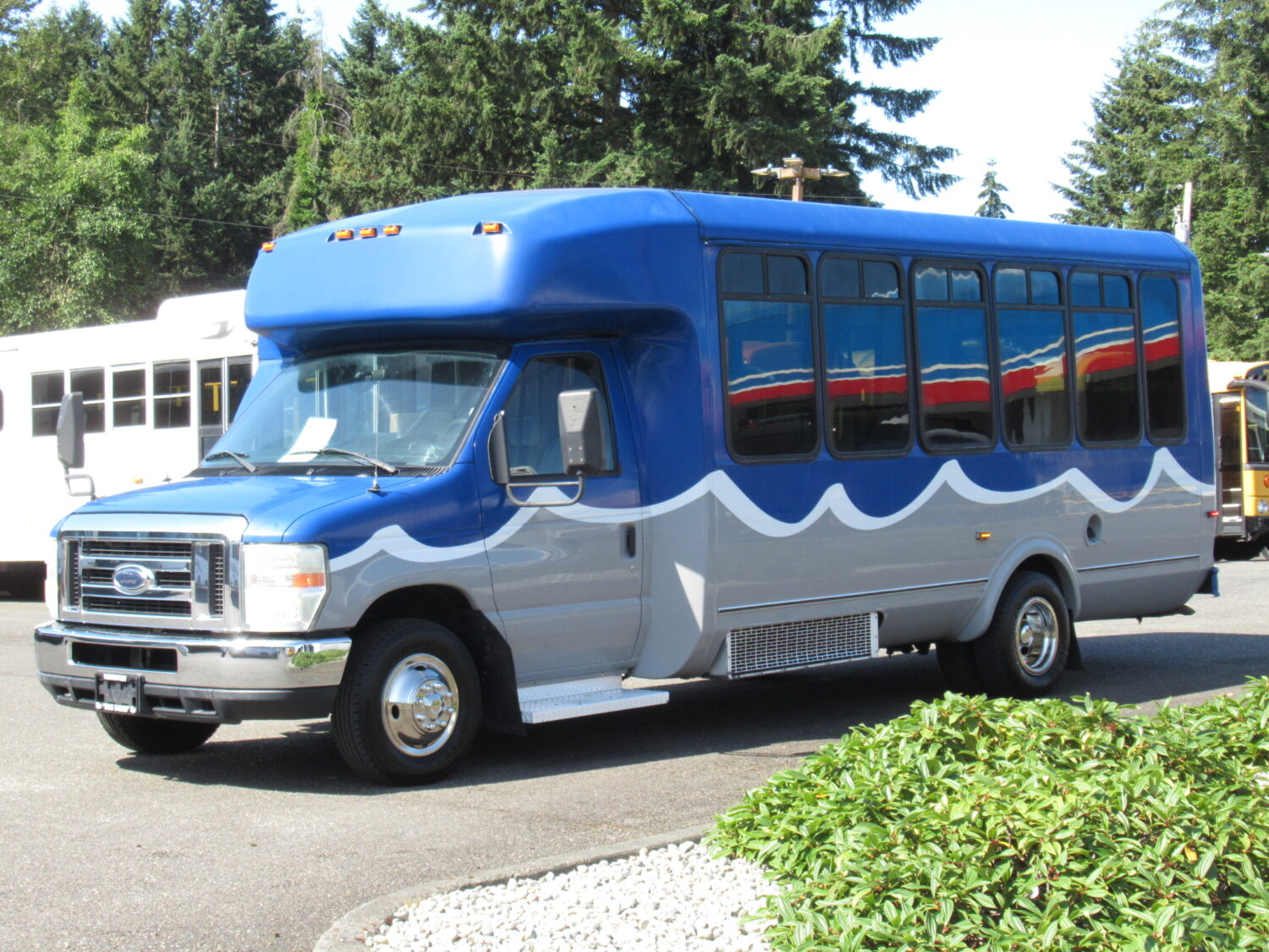 2010 Eldorado 12 Pass & 2 Wheelchair - S00390 - Image 2