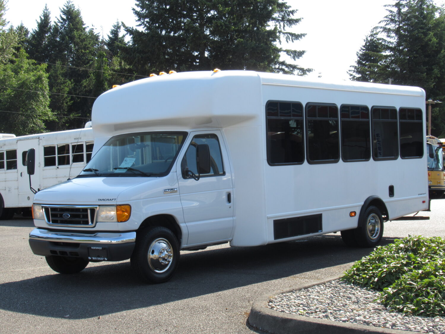2006 Ford Starcraft AllStar 25 Passenger Shuttle Bus - S24173 - Image 2