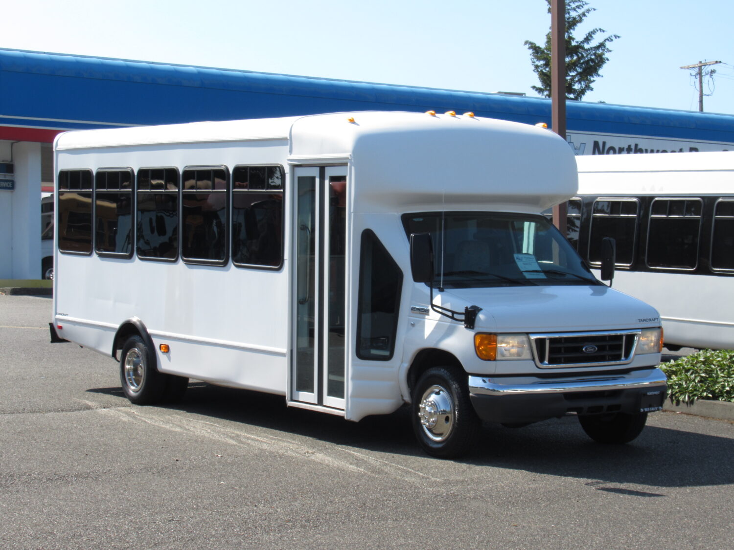 2006 Ford Starcraft AllStar 25 Passenger Shuttle Bus - S24173