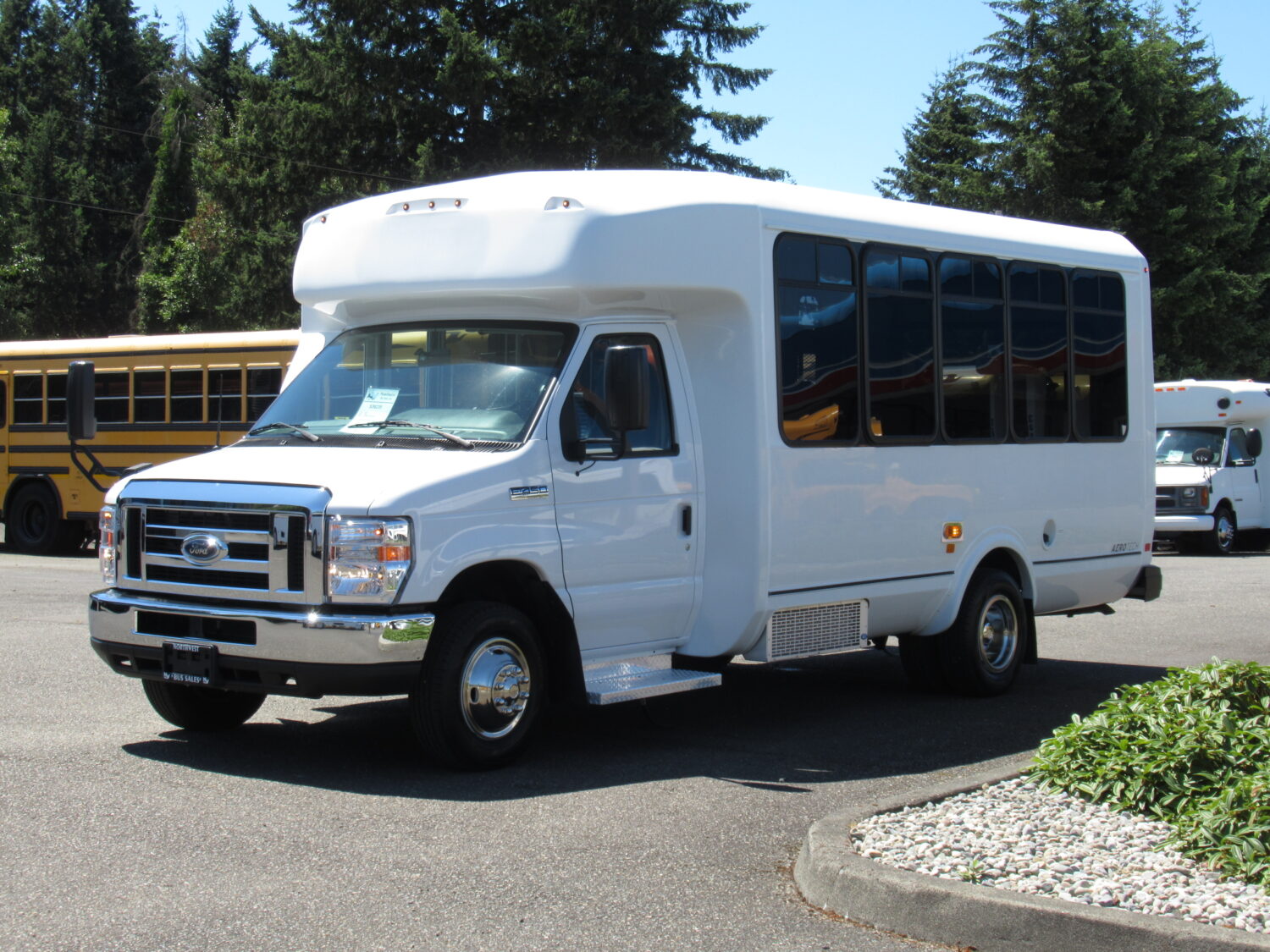 2015 Ford Eldorado 14 Passenger ADA Shuttle - S08437 - Image 2