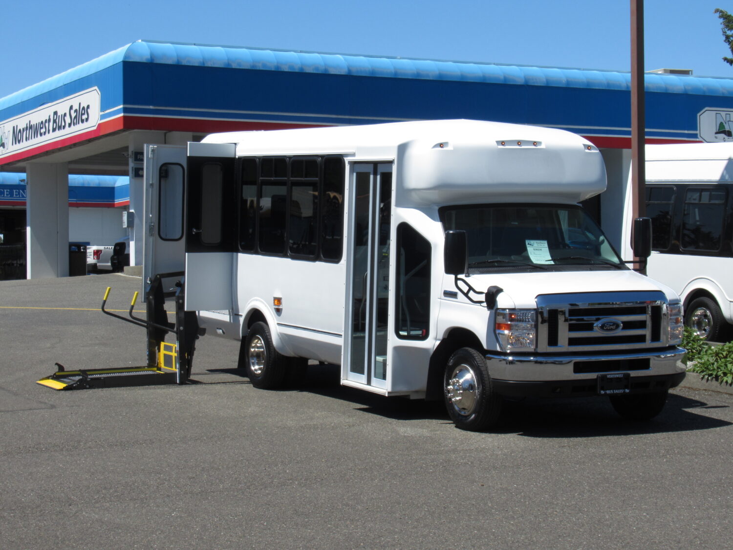 2015 Ford Eldorado 14 Passenger ADA Shuttle - S08437