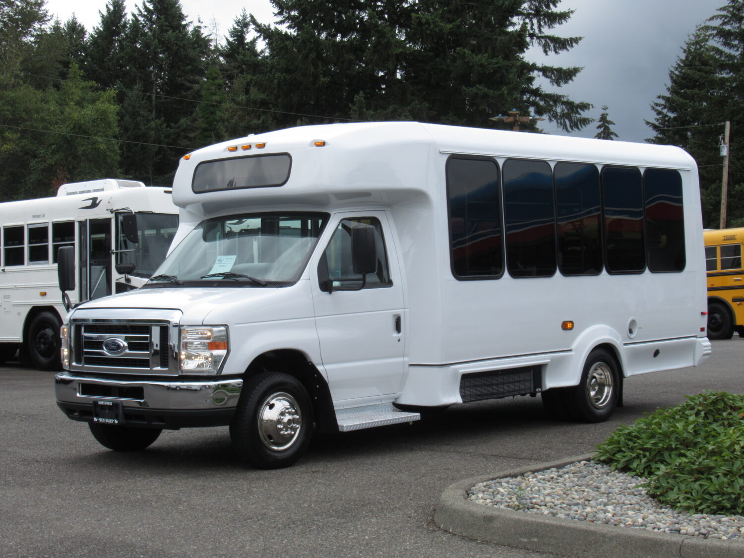 2016 Ford Eldorado 14 Passenger with Interior Luggage Rack - S55031 - Image 2