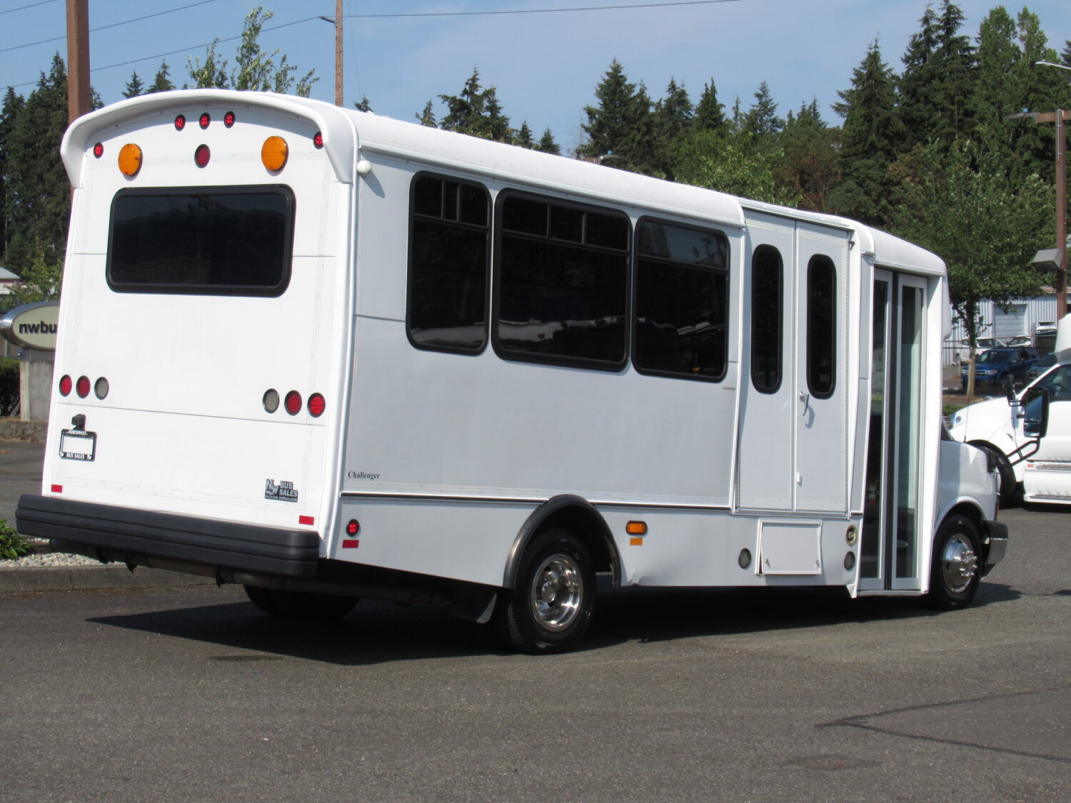 2013 Chevrolet Champion 16 Passenger ADA Shuttle Bus - S71553 - Image 3