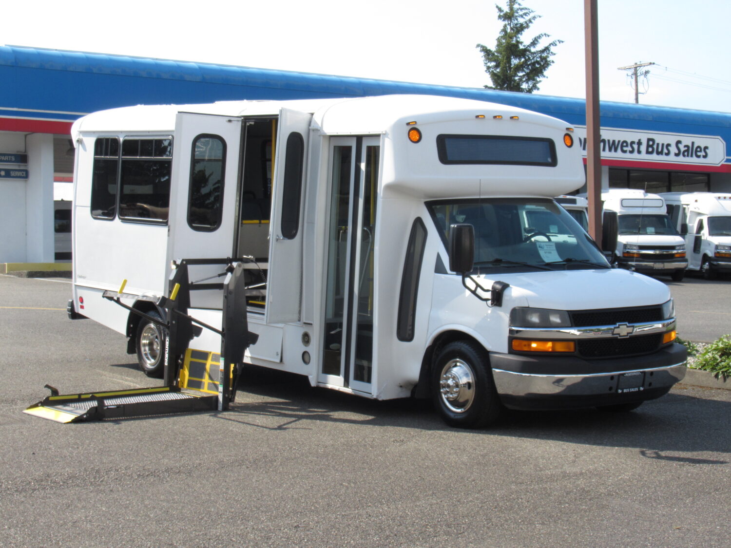 2013 Chevrolet Champion 16 Passenger ADA Shuttle Bus - S71081