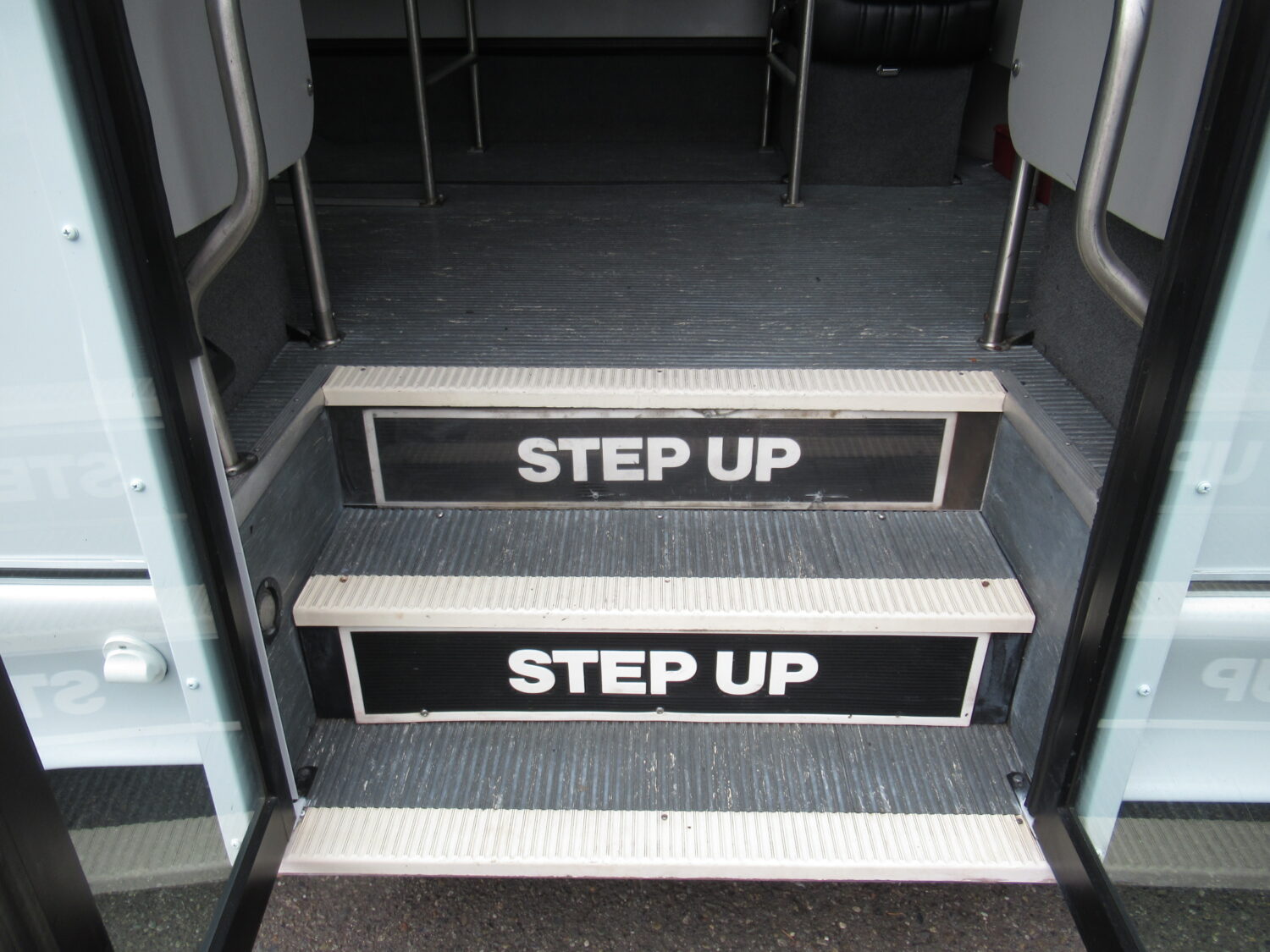 2016 Ford Eldorado 14 Passenger with Interior Luggage Rack - S55031 - Image 9