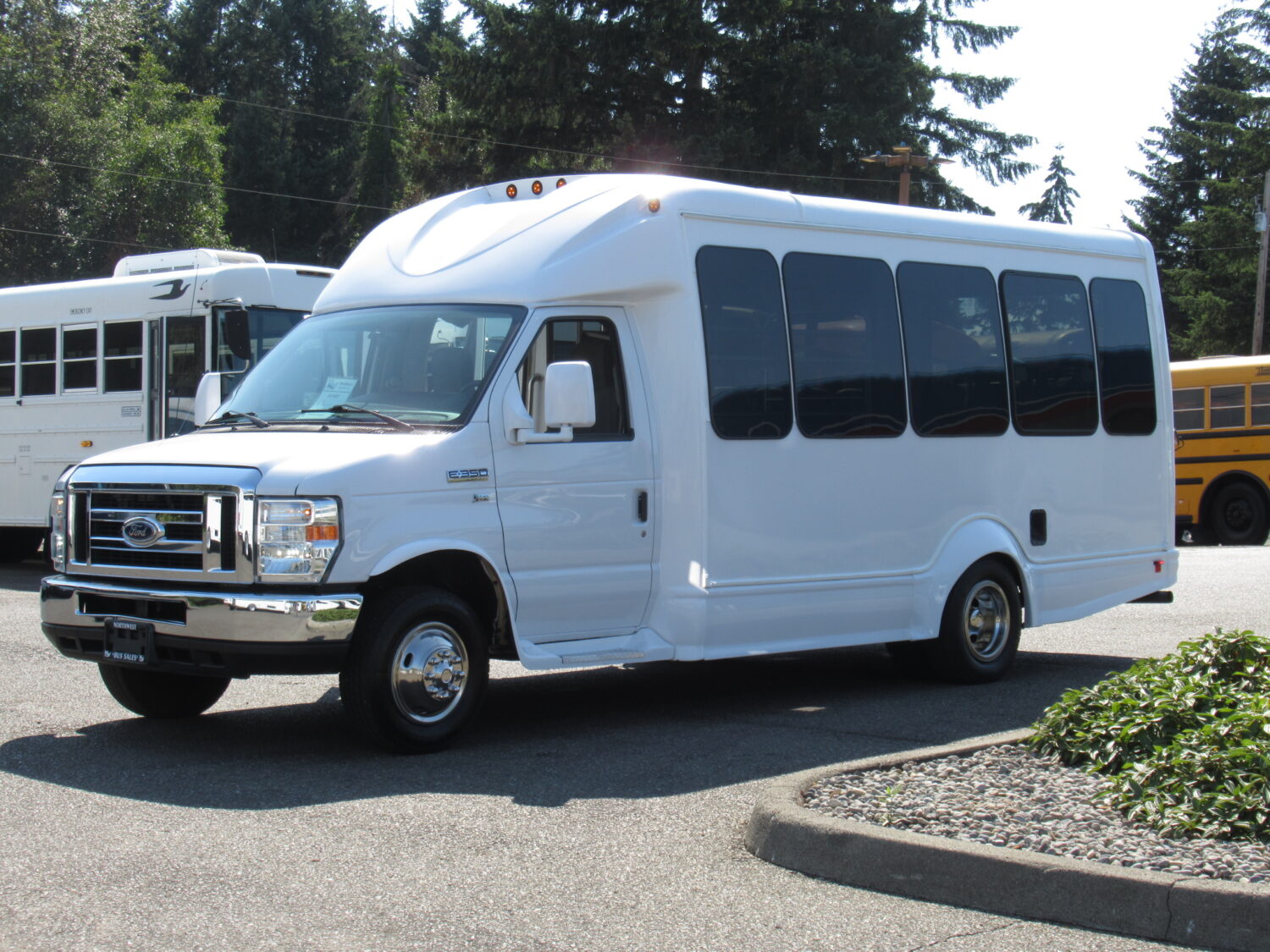 2016 Ford Starcraft 14 Pass w/Interior Luggage Rack Shuttle Bus - S11097 - Image 2