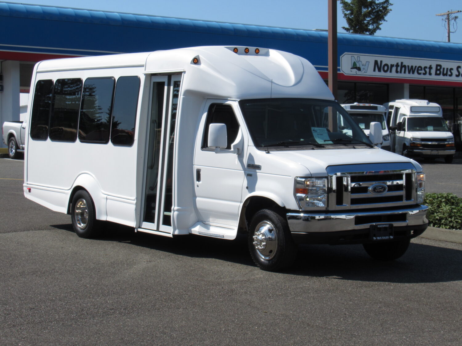 2016 Ford Starcraft 14 Pass w/Interior Luggage Rack Shuttle Bus - S11097