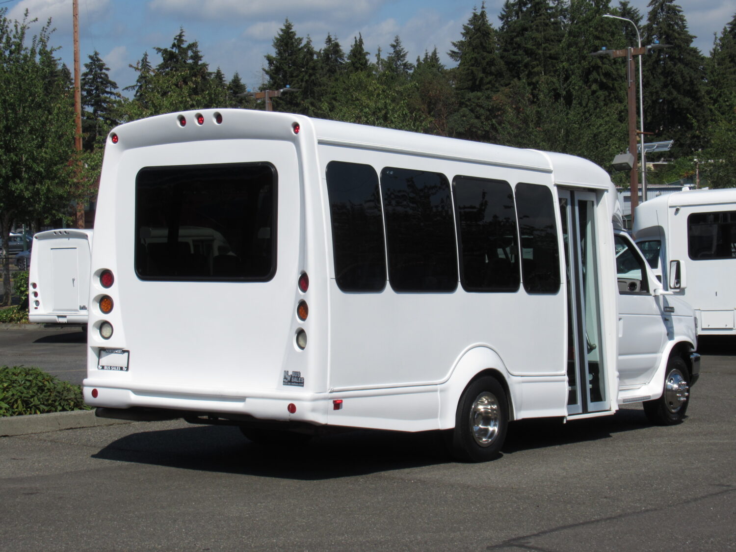 2016 Ford Starcraft 14 Pass w/Interior Luggage Rack Shuttle Bus - S11097 - Image 3