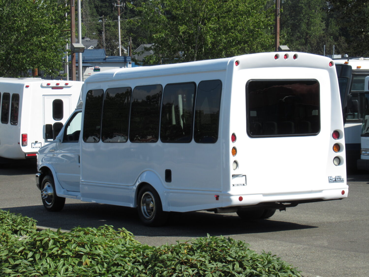 2016 Ford Starcraft 14 Pass w/Interior Luggage Rack Shuttle Bus - S11097 - Image 4