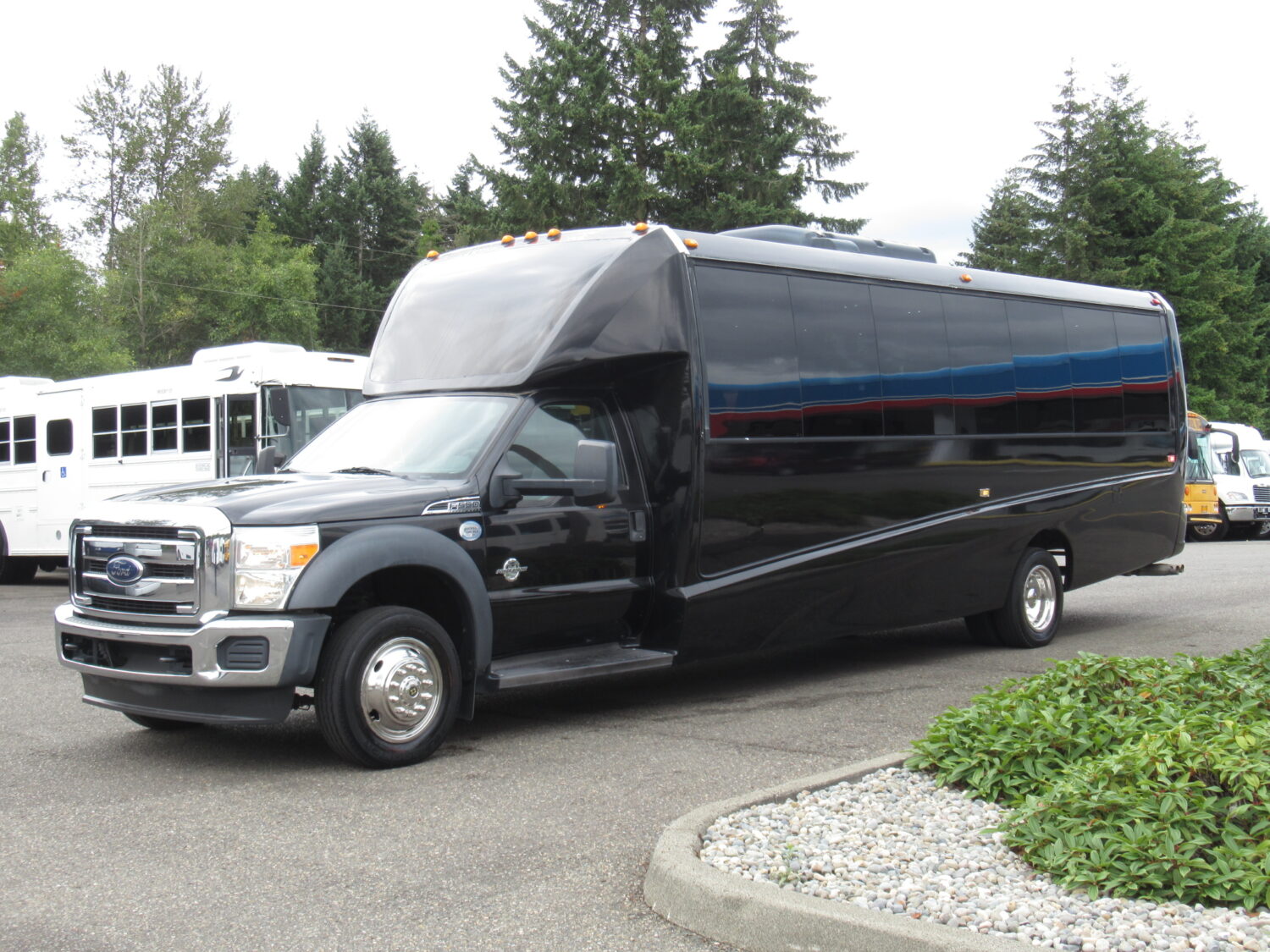 2014 Ford Grech 28 Passenger with Rear Luggage - S07149 - Image 2