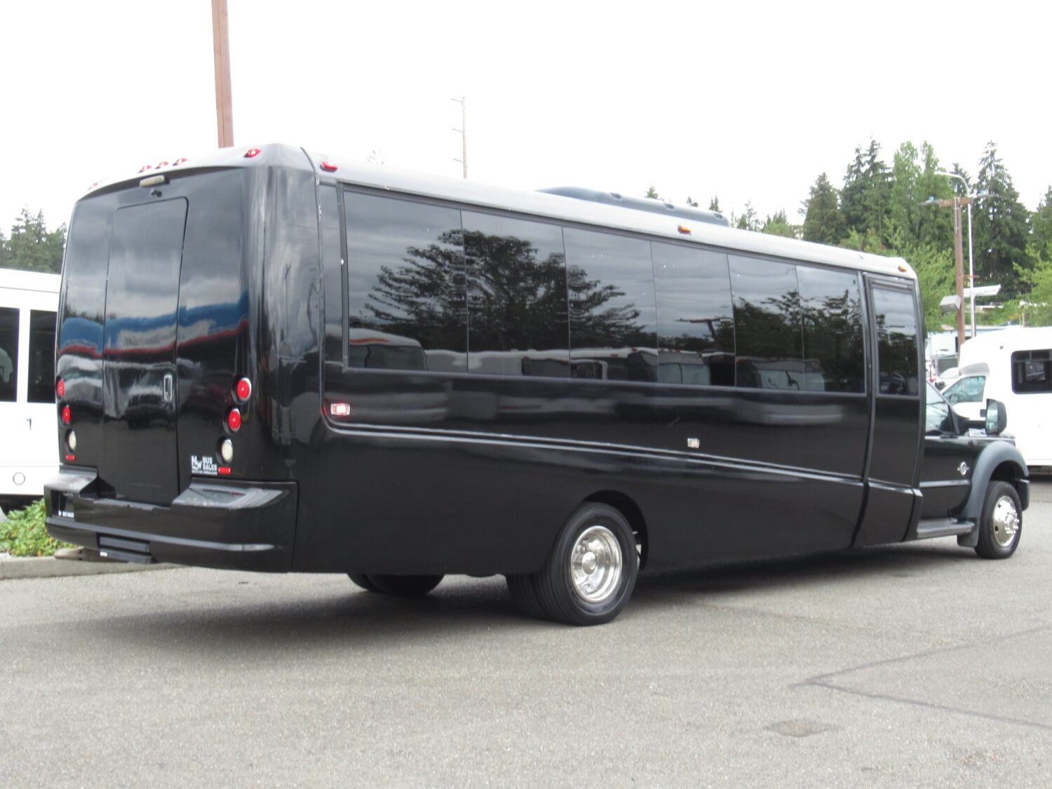 2014 Ford Grech 28 Passenger with Rear Luggage - S07149 - Image 4