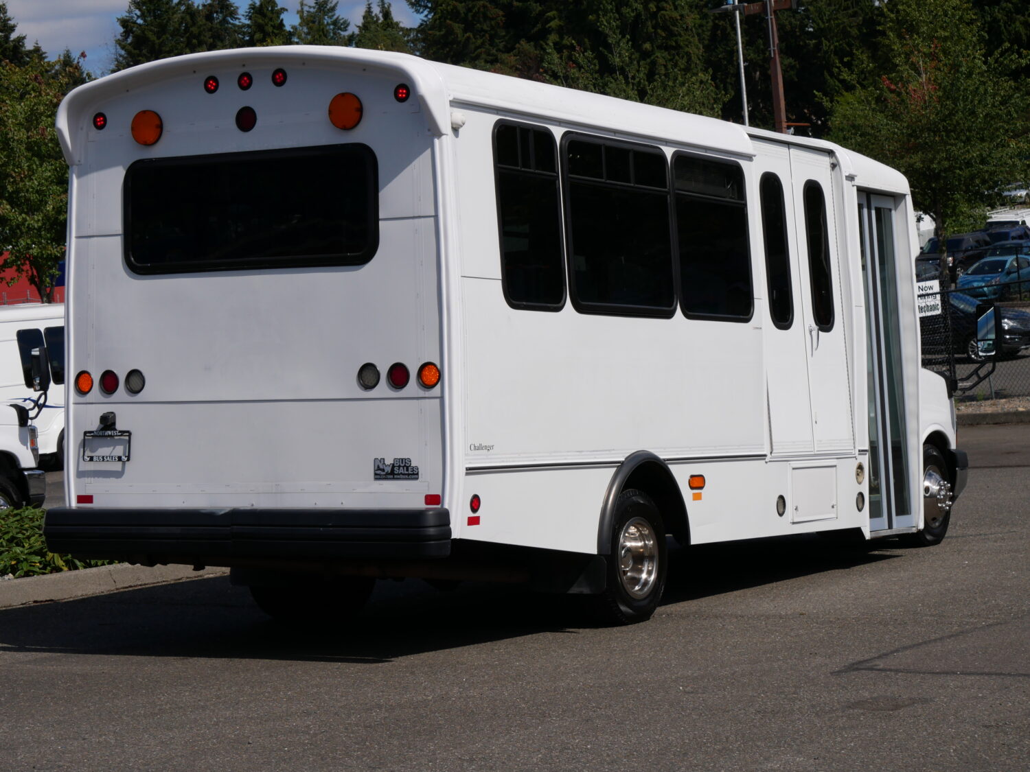 2013 Chevrolet Champion 16 Passenger ADA Shuttle Bus - S71947 - Image 3