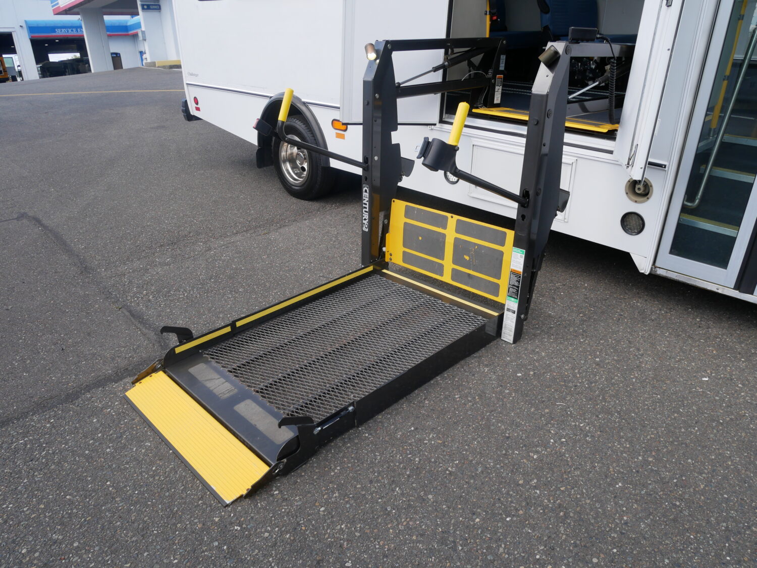 2013 Chevrolet Champion 16 Passenger ADA Shuttle Bus - S71947 - Image 10