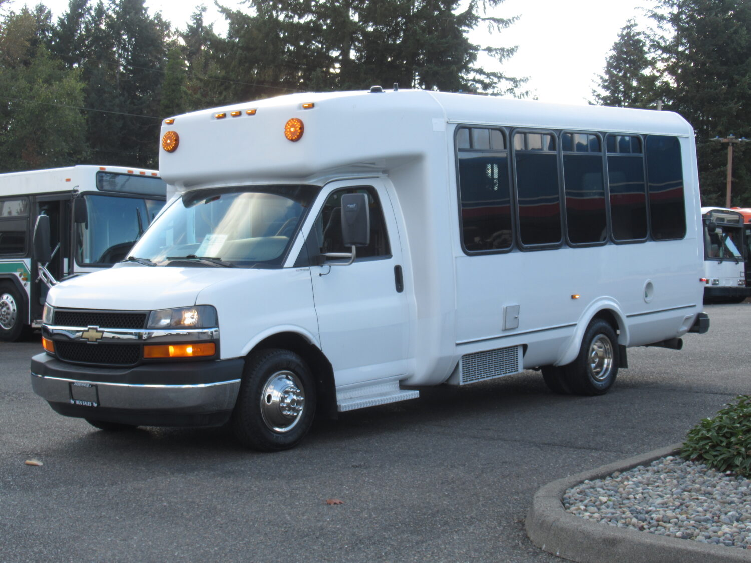 2011 Chevrolet Eldorado Aerotech 14 Passenger ADA Shuttle Bus - S90511 - Image 2