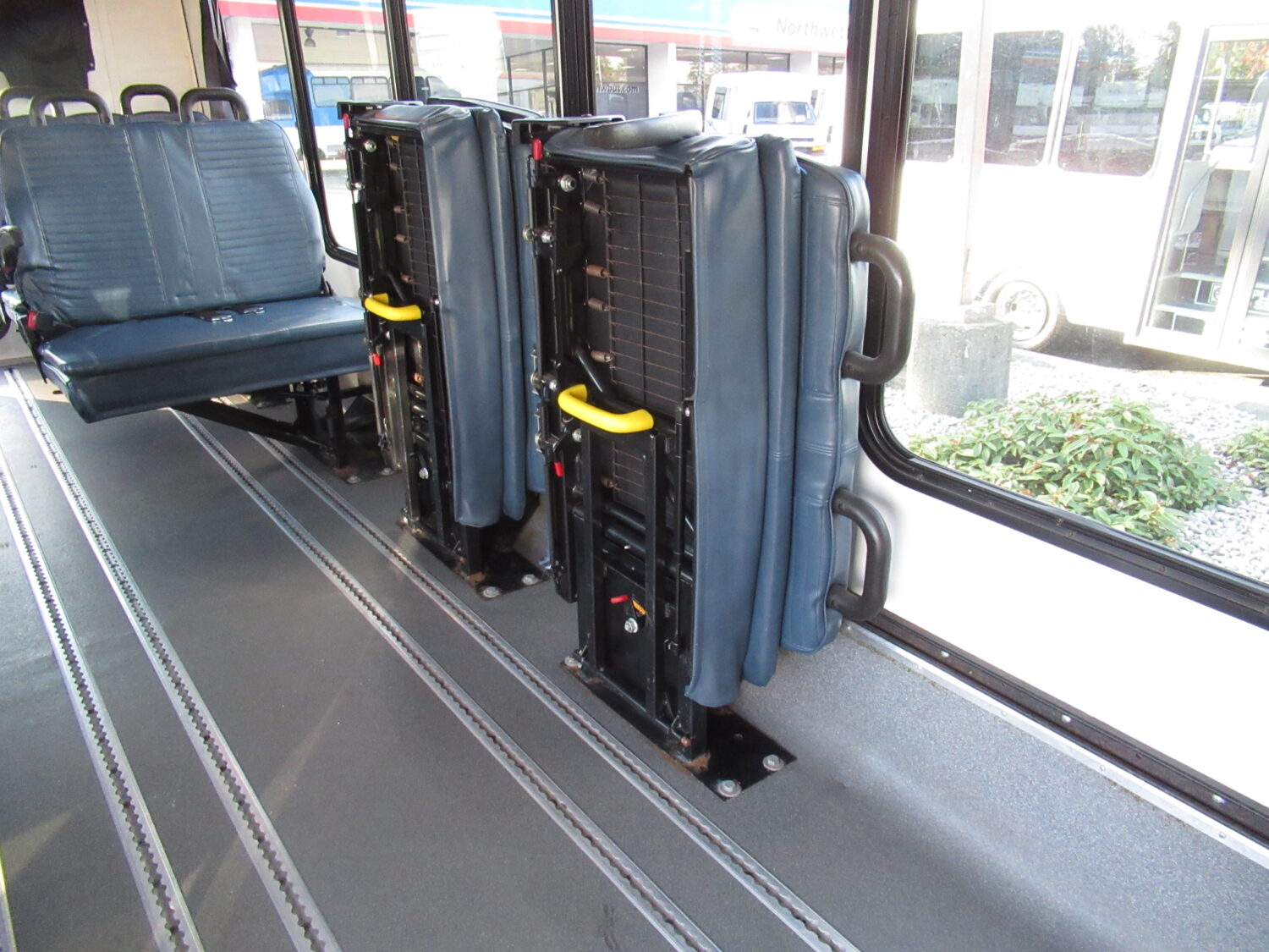 2011 Chevrolet Eldorado Aerotech 14 Passenger ADA Shuttle Bus - S90511 - Image 9