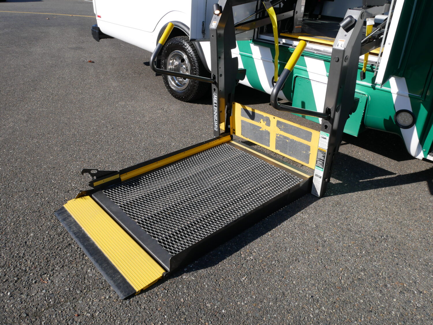 2011 Ford Startrans Senator 17 Passenger ADA Shuttle Bus - S22783 - Image 11