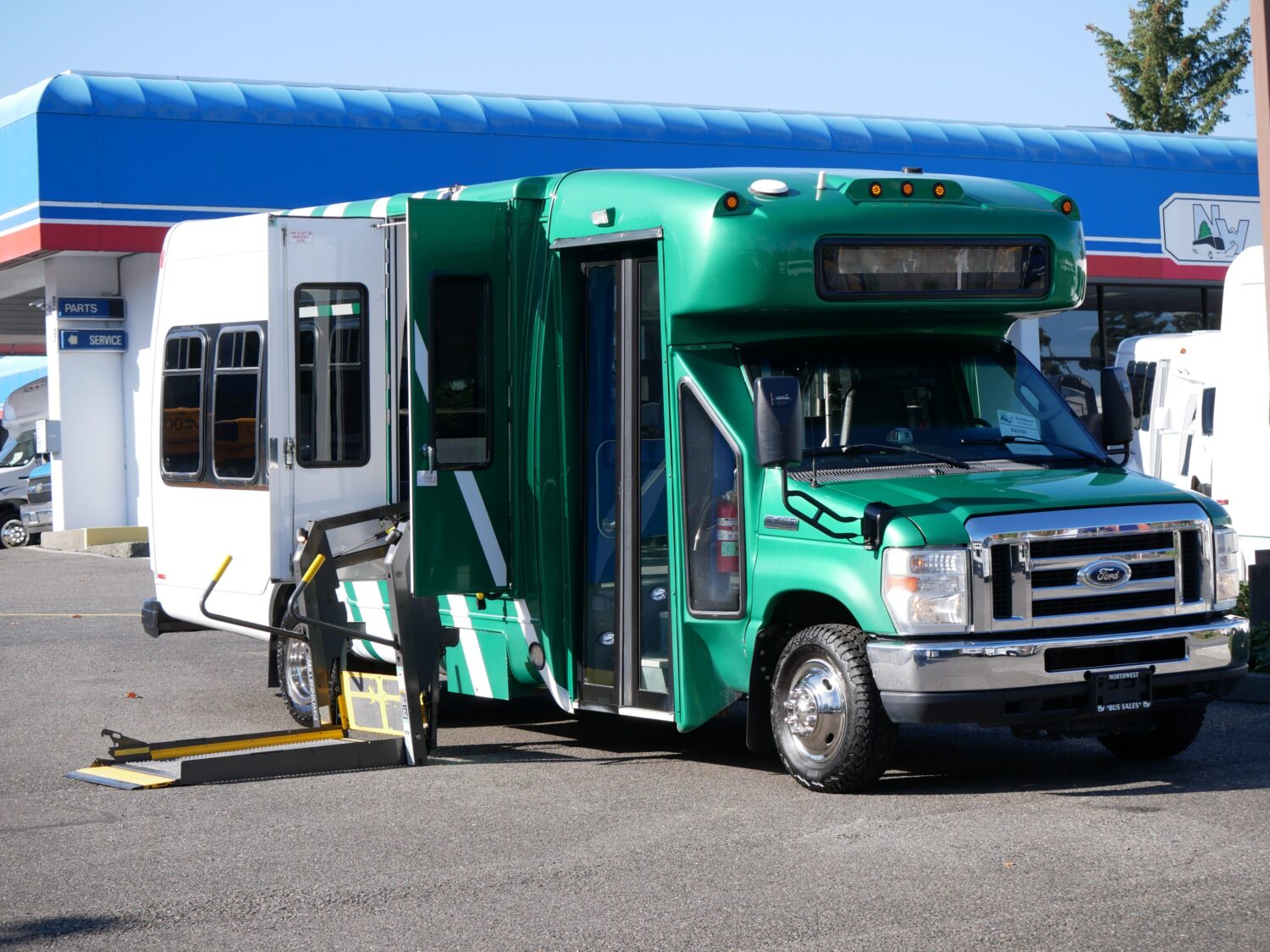 2011 Ford Startrans Senator 17 Passenger ADA Shuttle Bus - S22783