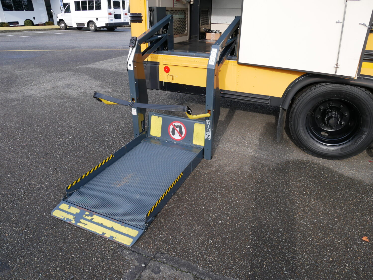 1999 Blue Bird TC-1000 Handy Bus 18 ADA Short School Bus - B82359 - Image 10