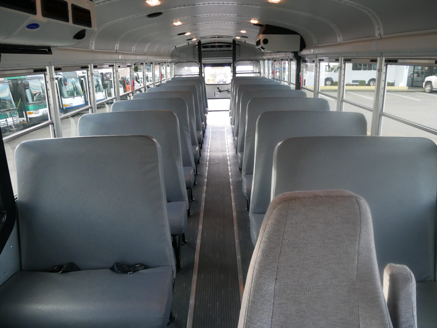 2013 Thomas Saf-T-Liner 33 Passenger + Rear Luggage - B55319 - Image 6