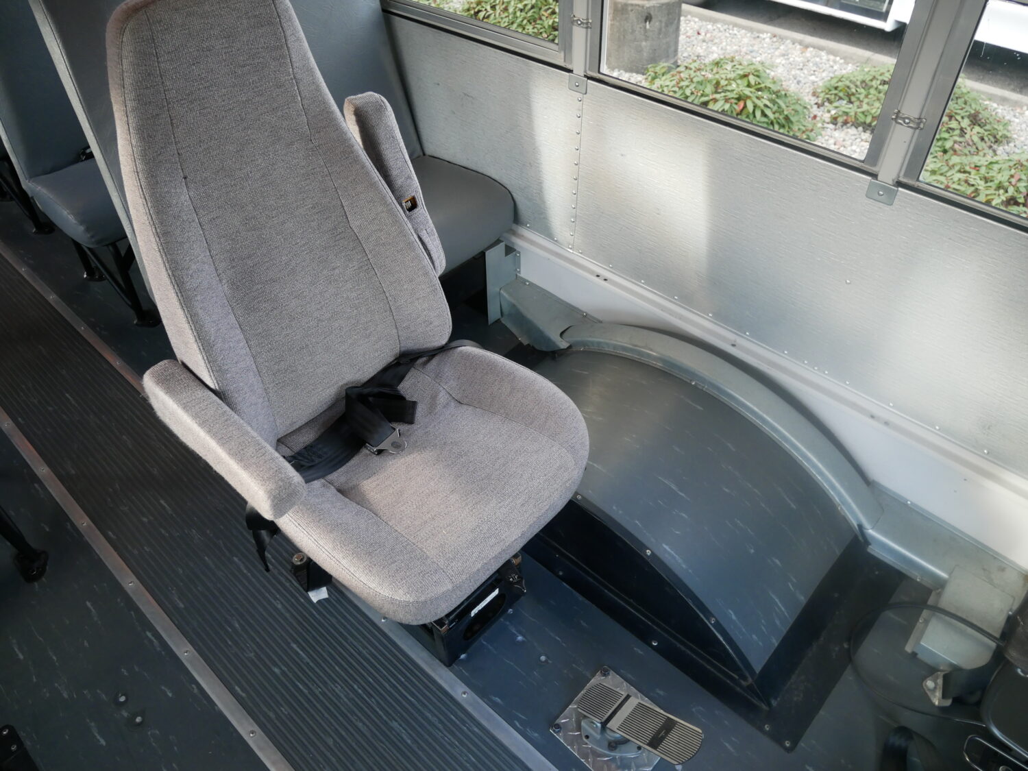 2013 Thomas Saf-T-Liner 33 Passenger + Rear Luggage - B55319 - Image 9