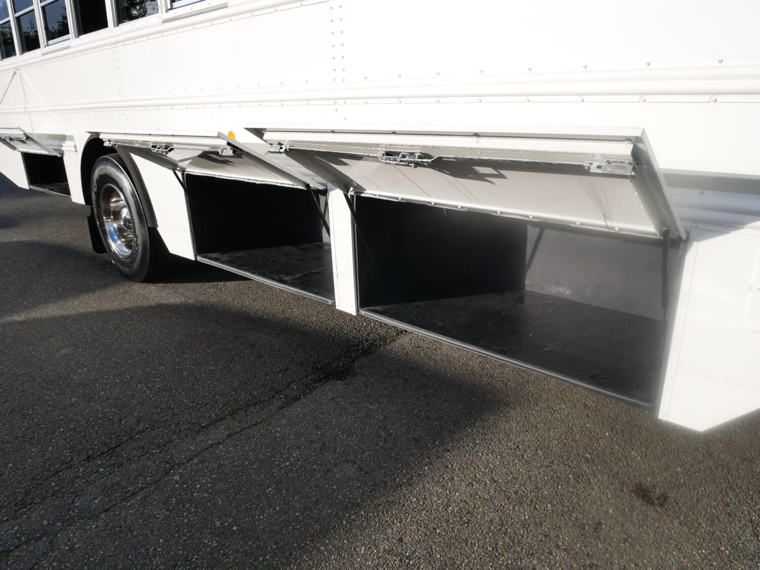 2013 Thomas Saf-T-Liner 33 Passenger + Rear Luggage - B55319 - Image 10