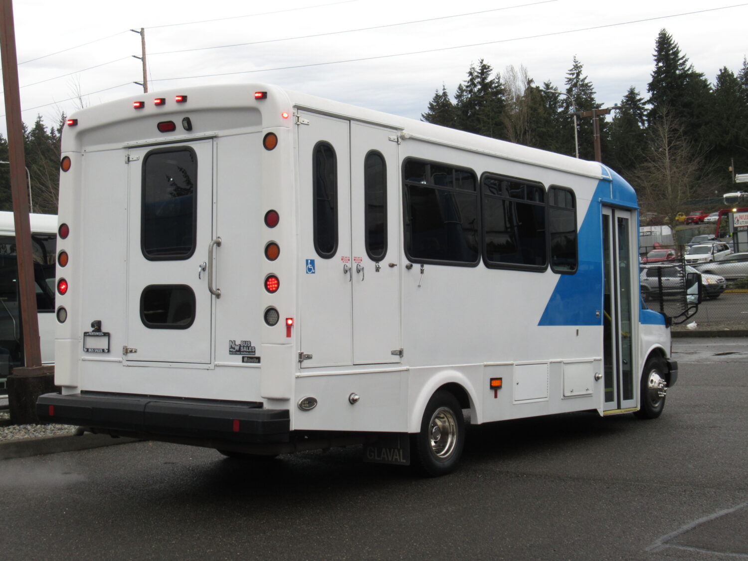 2016 Chevrolet Glaval Titan II 14 Passenger Shuttle Bus - S36364 - Image 3