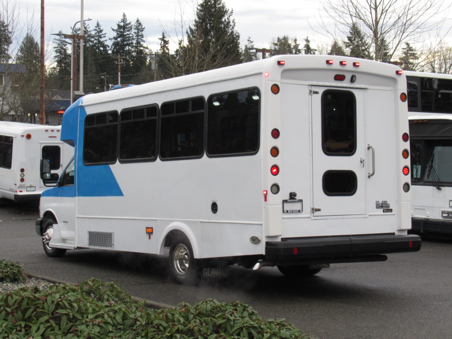 2016 Chevrolet Glaval Titan II 14 Passenger Shuttle Bus - S36364 - Image 4