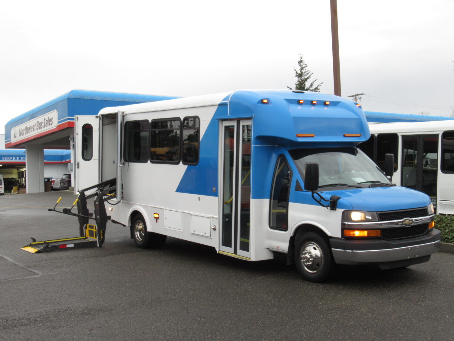 2016 Chevrolet Glaval Titan II 14 Passenger Shuttle Bus - S36364