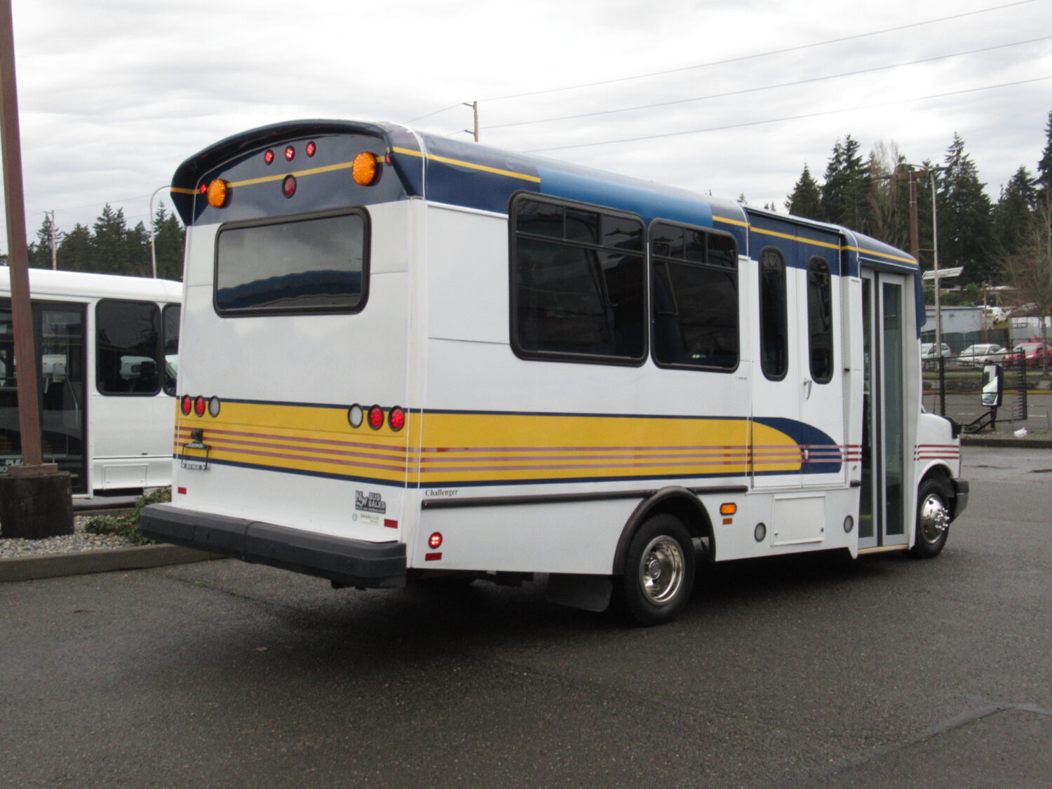 2010 Chevrolet Champion 14 Passenger ADA Shuttle Bus - S22428 - Image 3