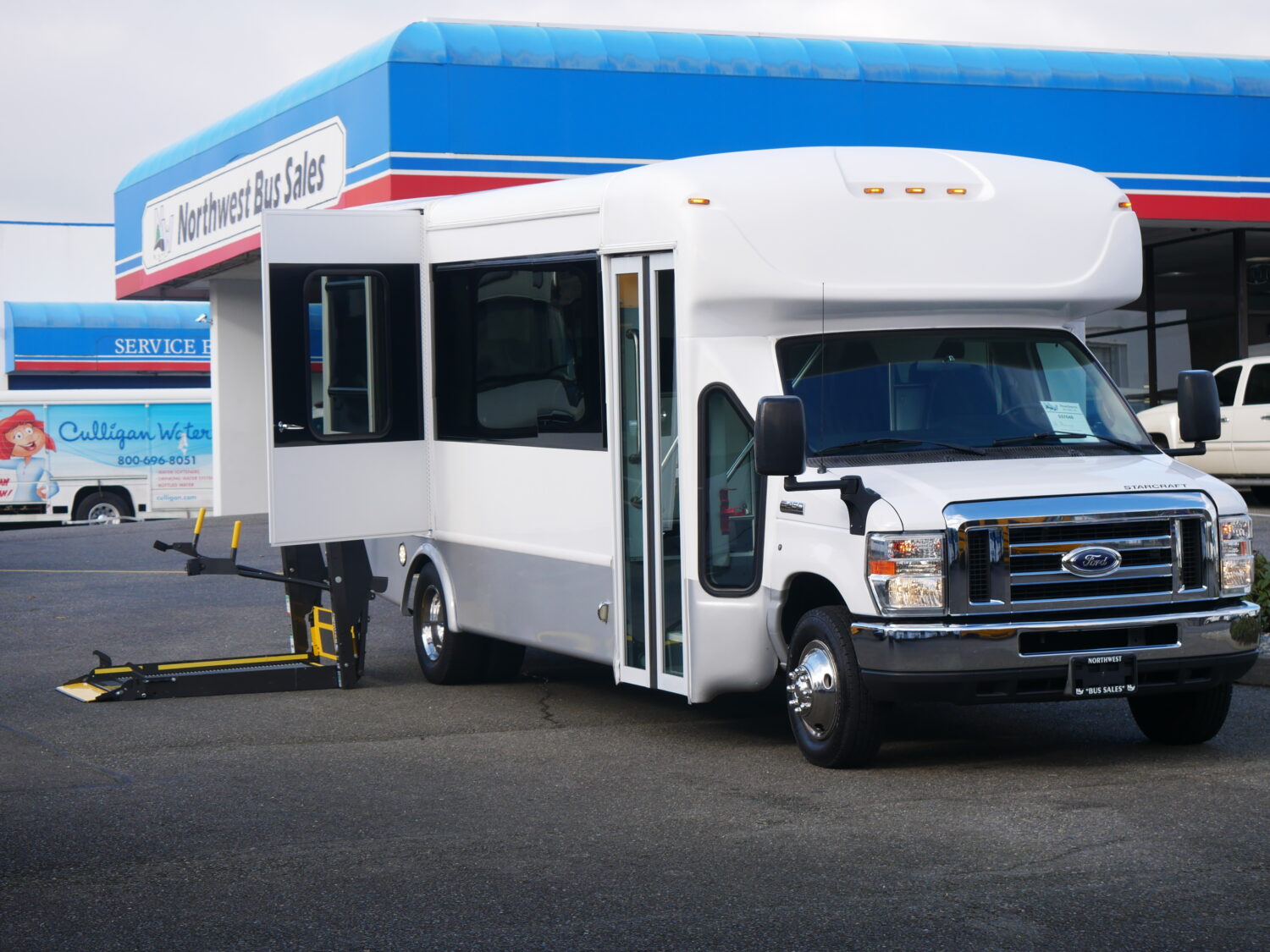 2016 Ford Starcraft Allstar 14 ADA + Rear Luggage Shuttle Bus - S57048 - Image 2