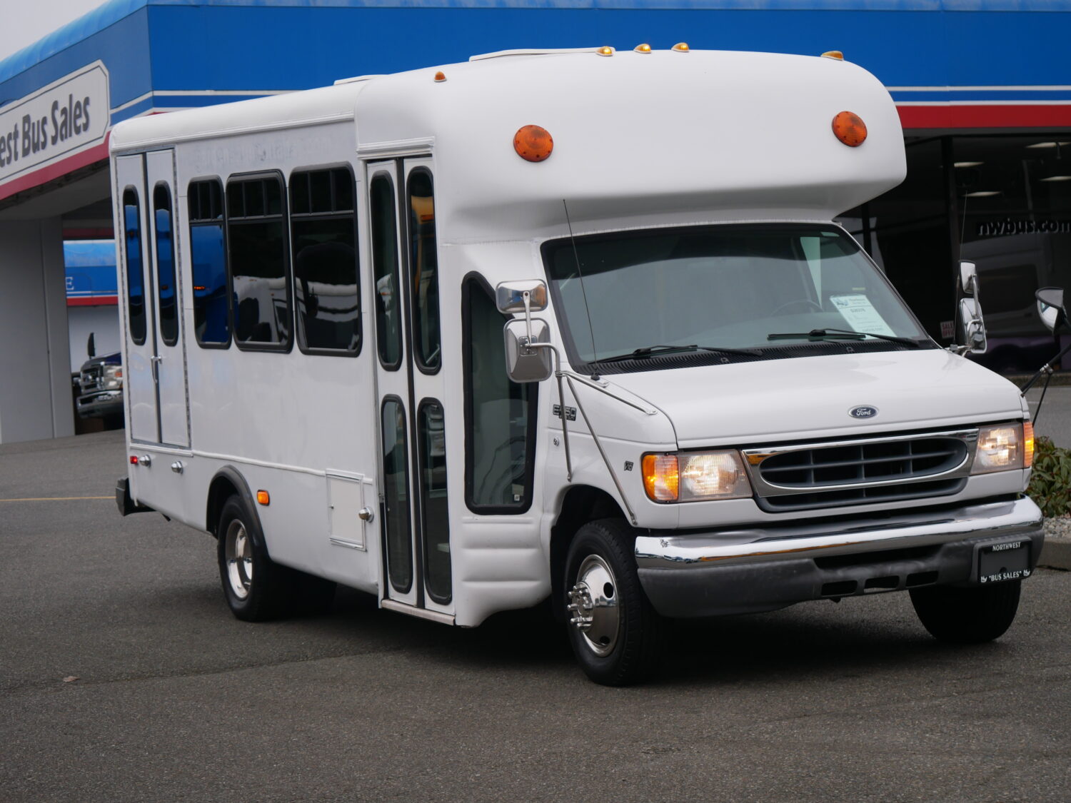 1999 Ford Starcraft Allstar 12 Passenger & 2 Wheelchair ADA Shuttle Bus - S26376