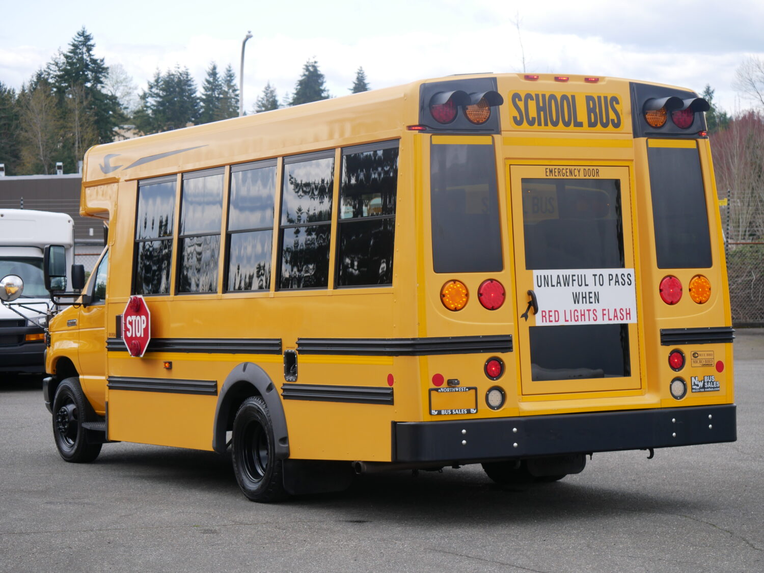 2015 Ford Blue Bird Girardin 18 Passenger School Bus - B25540 - Image 4
