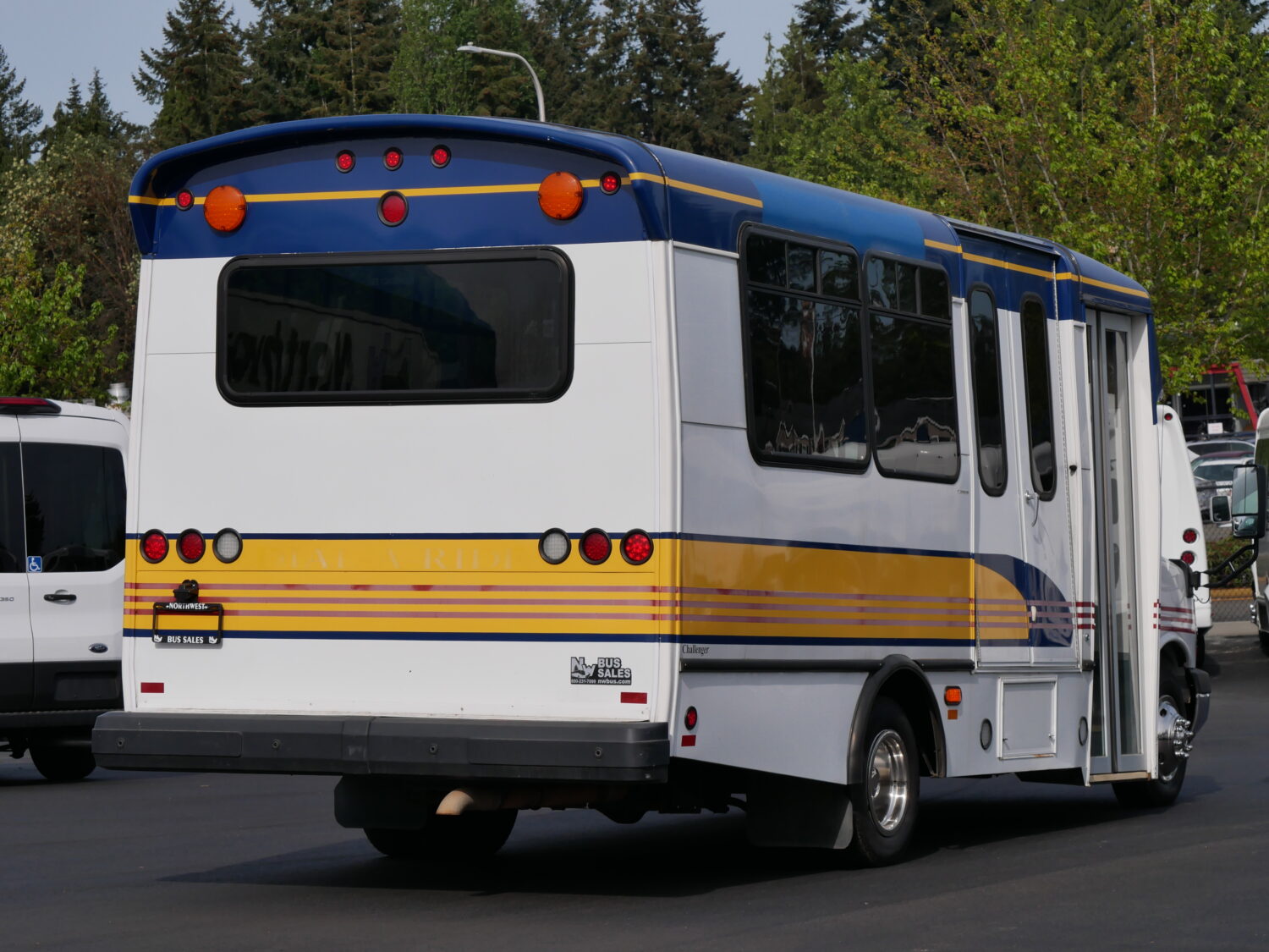 2010 Chevrolet Champion 14 Passenger ADA Shuttle Bus - S22914 - Image 3