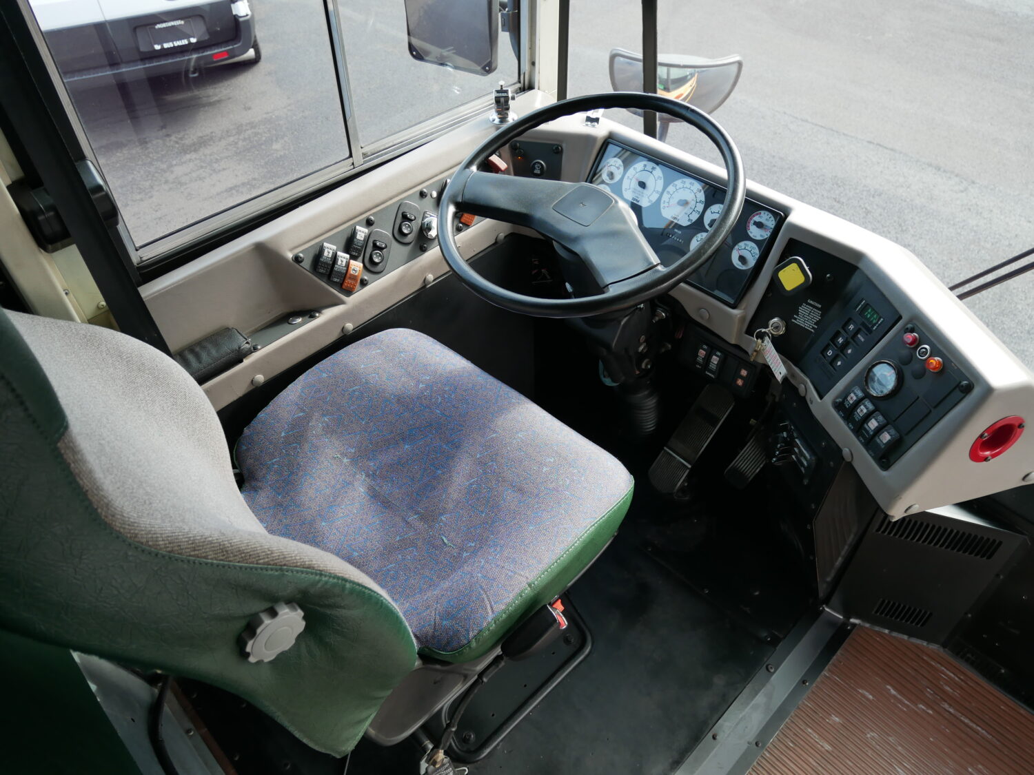 2011 IC RE300 13 Row School Bus - B09014 - Image 5