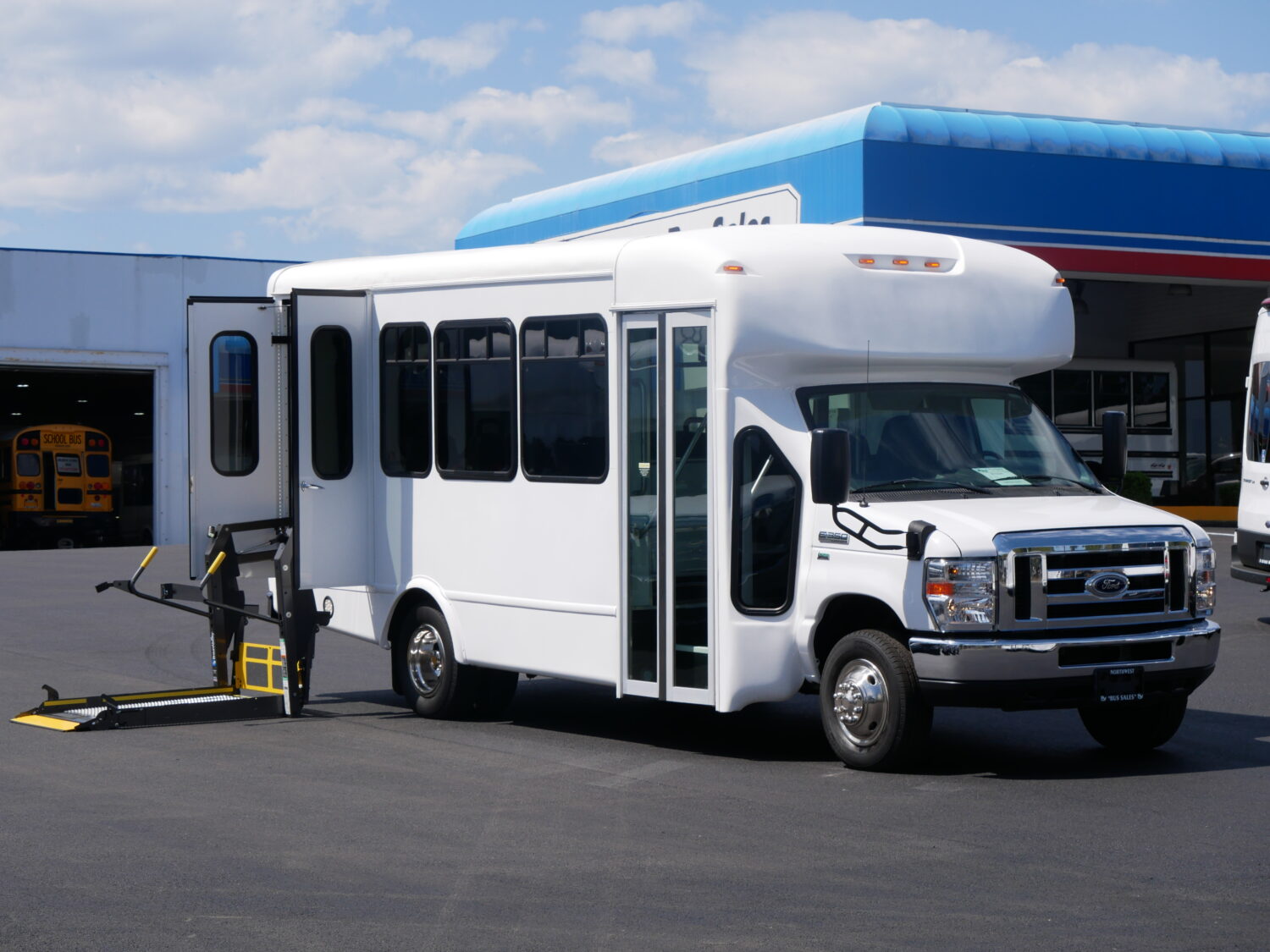 2016 Ford E350 Startrans 14 Passenger ADA Shuttle Bus - S13241