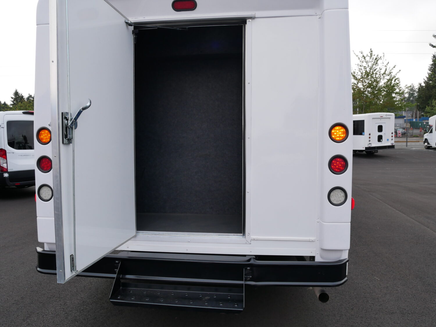 2019 Ford Glaval 14 Passenger + Rear Luggage Shuttle Bus - S14290 - Image 10