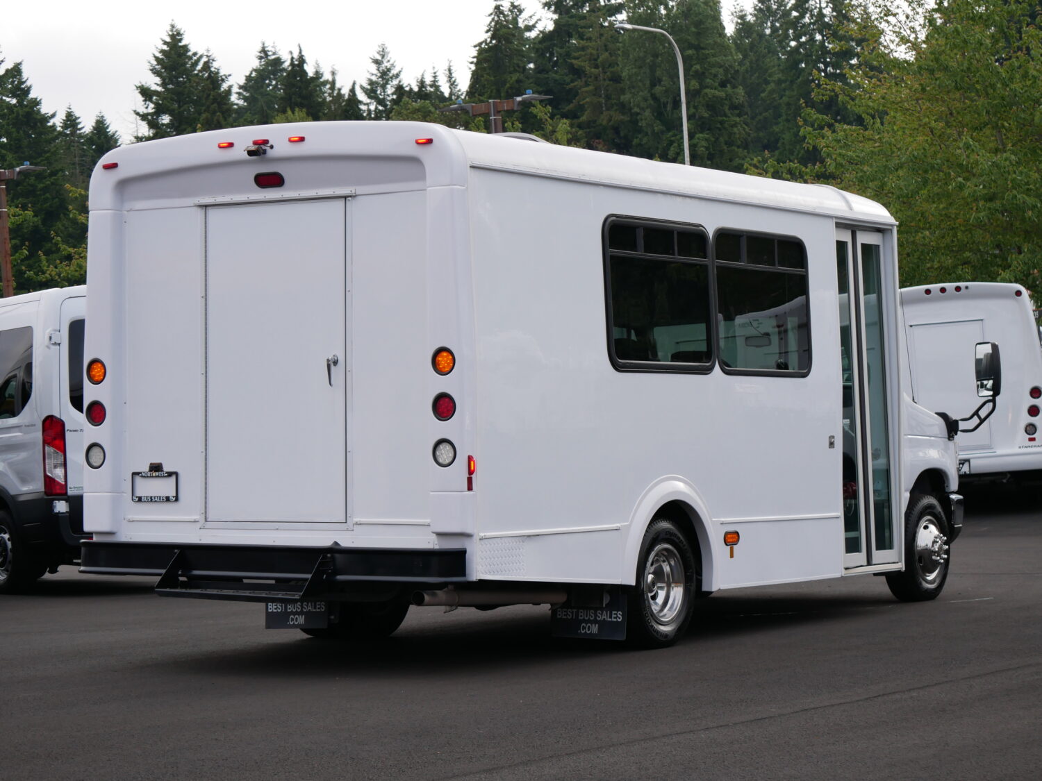 2019 Ford Glaval 14 Passenger + Rear Luggage Shuttle Bus - S14290 - Image 3