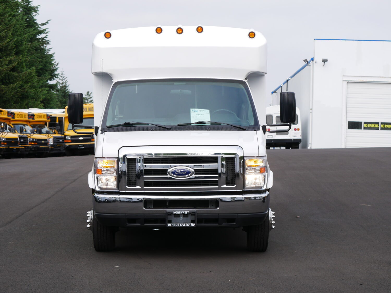 2016 Ford Goshen 14 Passenger with Rear Luggage Shuttle Bus - S33286 - Image 12