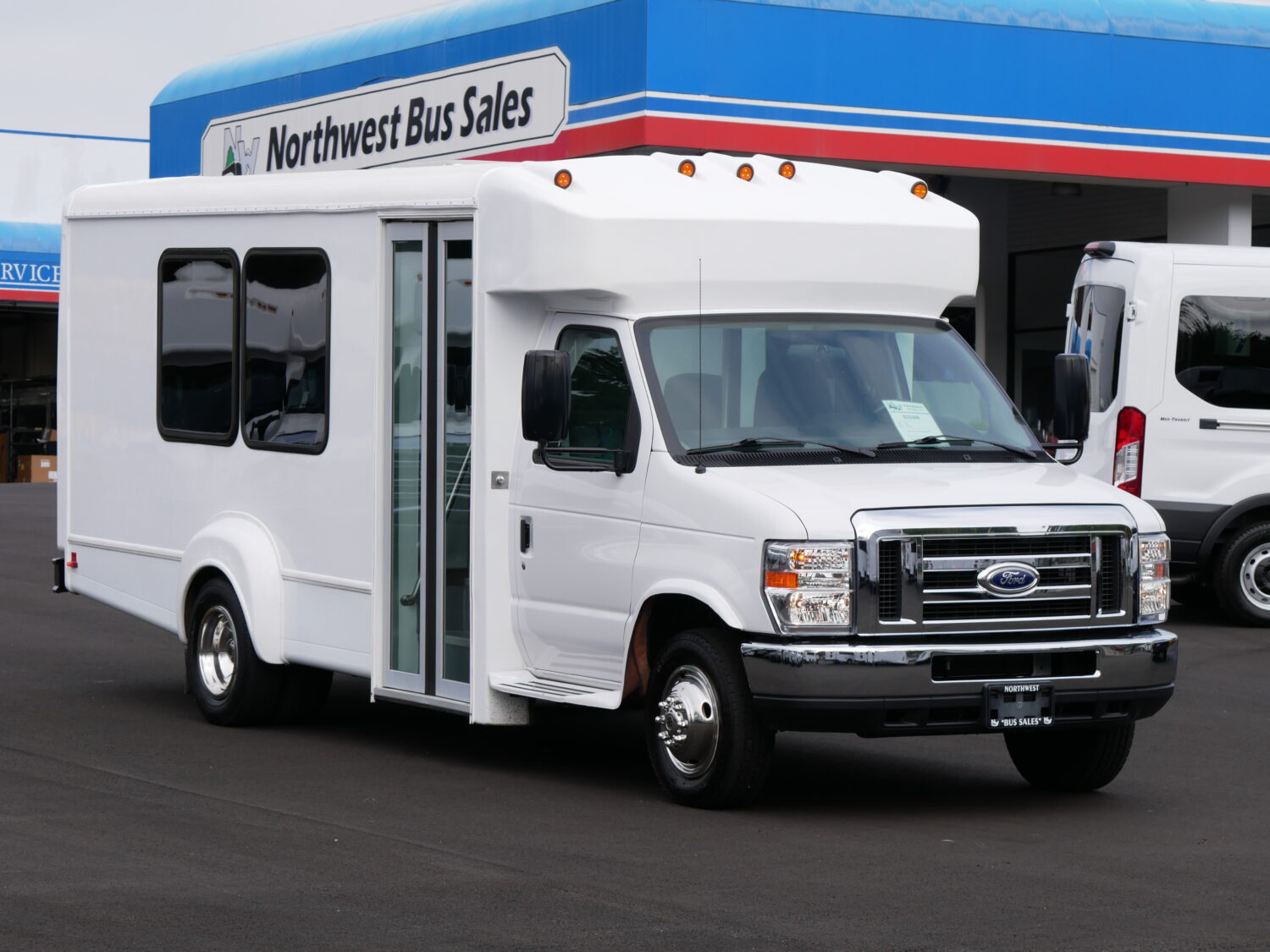 2016 Ford Goshen 14 Passenger with Rear Luggage Shuttle Bus - S33286