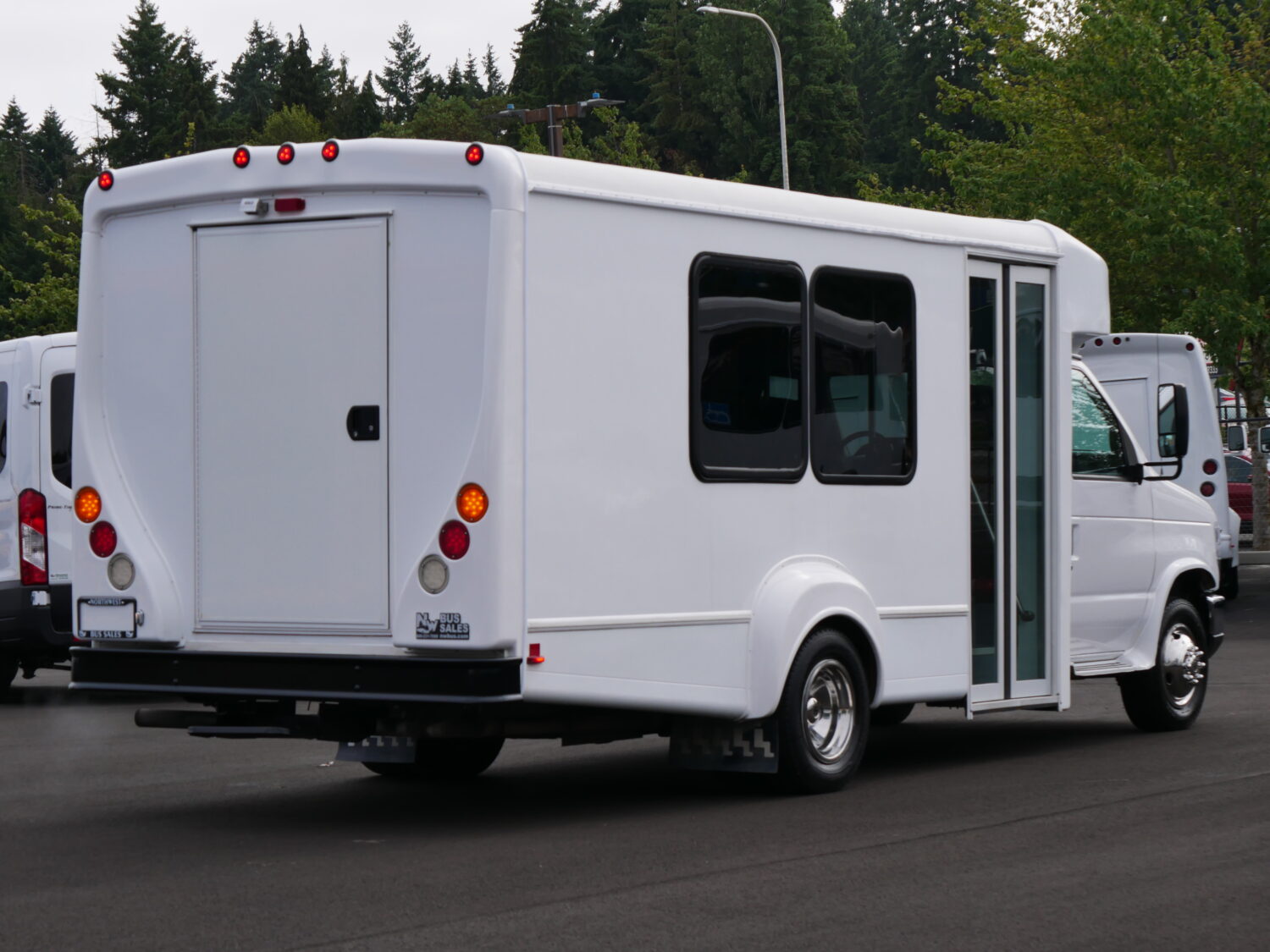 2016 Ford Goshen 14 Passenger with Rear Luggage Shuttle Bus - S33286 - Image 3