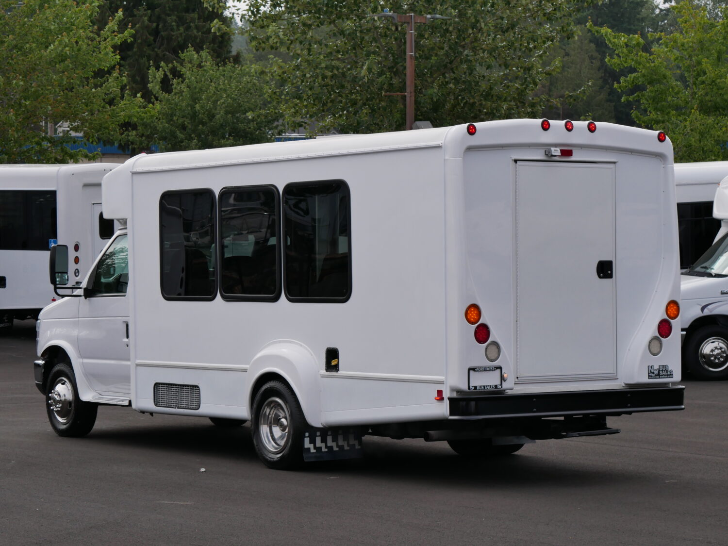 2016 Ford Goshen 14 Passenger with Rear Luggage Shuttle Bus - S33286 - Image 4